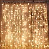 【Fácil de usar】 Hay muchos pequeños ganchos de plástico en las luces de la cortina, por lo que puede colgarse fácilmente en una cuerda o fijarse con clavos pequeños. El pothook sobre la línea puede ser el mejor asistente para colgar las cuerdas. Los enchufes macho y hembra pueden satisfacer sus necesidades de expansión. Se pueden conectar varias redes de luz.
