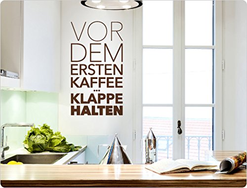 I-love-Wandtattoo 11863 Wandtattoo Kaffee Spruch "Vor dem ersten Kaffee bitte Klappe halten" lustiger Spruch Wandaufkleber Wandsticker Wohnzimmer Schlafzimmer Schlafzimmerdeko Wohnidee witzige Sprüche Wanddeko Küchendeko Aufkleber Sticker Deko Wand Dekoration Wandspruch Zitat Wohnzimmerdekoration Wanddekoration Tattoo Idee Kaffeedeko