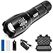 Produktbild LUZWAY LED XML-T6 Taschenlampe Wiederaufladbare 900 Lumen, Taktische Taschenlampe, Ladegerät mit CE und ROHS Zertifikat, 2200 mAh 18650 Batterie, Wasserfest, anpassbarer Zoom, 5 Modi für das Radfahren, Campen, Bergsteigen, Fischen und andere Sportarten, die im Freien stattfinden