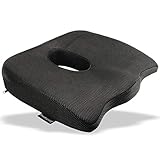 DISEÑADO POR EXPERTOS: utilizamos espuma de alta densidad en este cojín para garantizar una base rígida y resistente. No se aplanará como lo haría un cojín de espuma con memoria con el tiempo, lo cual es clave para tratar el dolor del coxis. Nuestro diseño ergonómico es recomendado por cirujanos ortopédicos y especialistas médicos para el tratamiento del dolor al reducir la presión en las áreas clave. Es la combinación perfecta de un cojín de asiento tradicional con los beneficios de un cojín de