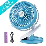 SEGURO DE USAR: La rejilla del ventilador silencioso está diseñada para ser pequeña, y el ventilador utiliza el material PP suave. Maximice la seguridad para evitar que usted o su bebé sufran lesiones accidentales, reducir su preocupación.【Portátil y Conveniente】Base y pinzas dos modos de colocación, dimensiones diseñadas compactas: 19 * 15 * 10 cm, alimentado por batería o adaptador USB (banco de energía, ordenador portátil y computadora, etc), puede llevarlo y usarlo fácilmente en cualquier lu