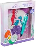🧜‍♀️ CUADERNO DE LENTEJUELAS: El adorable paquete de regalo para niñas incluye un cuadernillo de la Sirenita de A5 cubierto con lentejuelas para obtener un brillo extra, ¡igual que una fantástica cola de sirena! Detalles del portátil: Ariel en la tapa, 80 hojas, descartados, marcadores de cinta rosados, tapa dura para mayor durabilidad, bonitos papeles decorativos infantiles pintados con diseños de concha, listos para llenar las páginas con su imaginación, perfectos para escribir o dibujar.