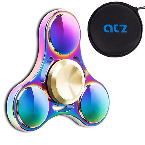 ATZ Neuer Regenbogen-Farbmetall Tri-Fidget Spinner mit schwarzer Geschenkbox kann über 6 Minuten drehen Ruhig und glatt Einzigartiges Design EDC Hand Spinner Spielzeug