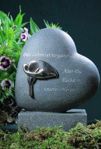 Grabherz, Grabschmuck mit Aufschrift und Calla