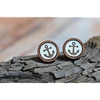 Personalisierbare und handgearbeitete Anker Ohrstecker aus massivem Holz und Leder