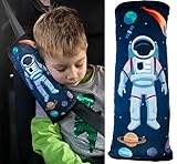►GESUNDES SCHLAFEN IM AUTO: Das kuschelige Kissen verhindert das Abknicken des Kopfes und hält den Hals-/Nackenbereich beim Schlafen während der Autofahrt in einer ergonomischen Position. Das Gurtpolster hat eine Größe von 30x12 cm und eignet sich für Kinder ab etwa 3 Jahren.