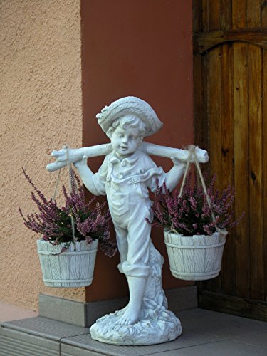 Süße Figur Junge mit Blumenampel aus Steinguss, frostfest