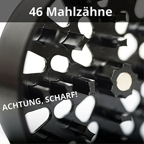 ASTRALIS Black Hole erstklassiger Grinder Ø63mm für Gewürz- und Tabak-Waren | Mit exklusivem Space Ship | Große Kräutermühle zermahlt und zerkleinert Kräuter / Gras | Aluminium crusher mit Deckel und kraftvollem Magnet, scharfen Mahlzähne, feines Pollensieb und Auffangschale 4 Teile (Schwarz) - 4