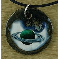 Echtes Kunsthandwerk: Schöner Keramik Anhänger mit einem Planeten; Astronomie, Neptun, Erde, Sonne, Sonnensystem, Weltall, Weltraum, All, Sterne, Ringe, Saturn