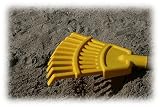 Sandspielzeug – Rechen mit Holzstiel, für Kinder (Gelb) - 3