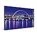 Produktbild Premium Textil-Leinwand 75 cm x 50 cm quer, Die beleuchtete Finnieston Brücke am Fluss Clyde bei Nacht | Wandbild, Bild auf Keilrahmen, Fertigbild auf ... Clyde, Glasgow, Schottland (CALVENDO Orte)