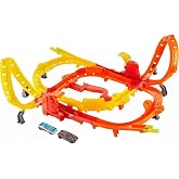Hot Wheels Hot Ones Turbo Game Track، مركبتان بمقياس 1:64 وسباقات وجهاً لوجه وألعاب بهلوانية مع مسار سهل التجميع، J