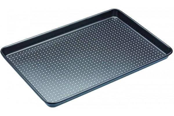 MasterClass Crusty Bake non-stick bakplåt, robust ugnsplåt i kolstål, bakplåt med perforerade hål, idealisk för kex, chips, grönsaker, 39 cm x 27 cm