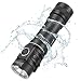 Produktbild CREE XP-L LED Taschenlampe 900 Lumen 130 Meter 115 Stunden, IP68 Wasserdicht Taschenlampe (inkl. wiederaufladbar Batterie), Mini Taktische Taschenlampe für Campen, Wandern, Fahrradfahren und Notfälle