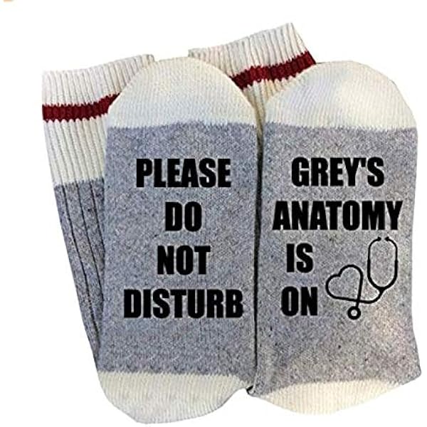Frasi Di Natale Greys Anatomy.Calze Da Adulto Con Scritta Stampata Please Do Not Disturb Grey S Anatomy Is On In Cotone A Maglia Amazon It Bellezza