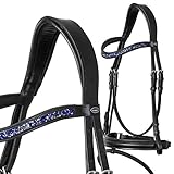 Diese Heinick Comfort Trense zeichnet sich durch das schwedische Reithalfter und das anatomische Genickstück mit erweitertem Ohrenausschnitt aus. Dadurch vermindert das pferdefreundliche Genickstück nachhaltig den Druck und ist besonders angenehm für das Pferd. Die Heinick Comfort Trensen mit schwedischem Reithalfter sind an Nasenriemen, Genickstück und Kinn weich unterlegt und verbinden besten Tragekomfort mit hochwertiger Verarbeitung und zeitloser Optik.