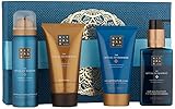 Este set de regalo contiene una espuma de ducha, jabón negro, crema corporal y jabón de manos