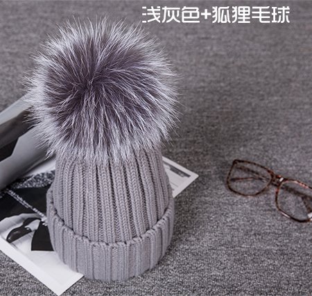 Berretto invernale da donna/ragazza lavorato a maglia con pompon grande morbido in finta pelliccia, Black/Brown Pom Pom, Black/Brown Pom Pom