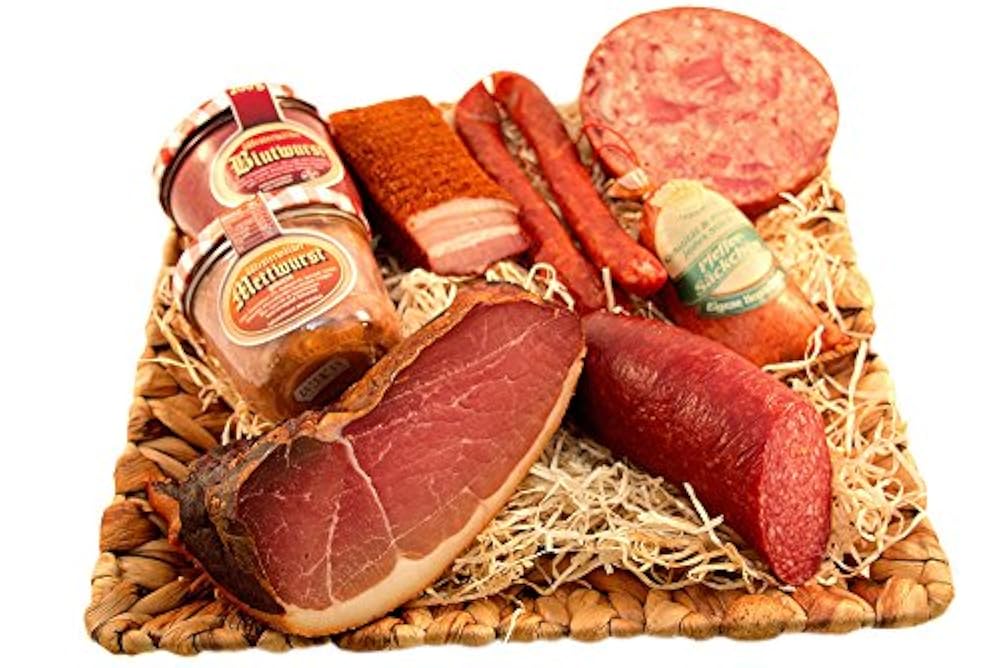 Набор из колбасы в подарок. Корзина с колбасой. Набор колбас подарочный. Букет из колбасы. Колбаса в подарочной упаковке.