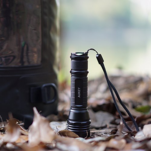 AUKEY Taschenlampe mit einstellbarem Fokus, Weiß und UV Licht Modi, Wasserdicht, 18650 wiederaufladbare Batterie Outdoor Taschenlampen für Camping(Schwarz LT-SET8) - 6