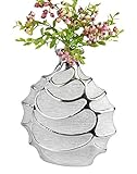 Elaborado artesanalmente este jarrón es de cerámica en color plata. El jarrón de flores se compone de elementos brillantes y mates que le dan al jarrón su encanto especial. El vaso tiene una altura total de 23 cm y un ancho de 22 cm.
