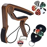 APRETADO EN CUERDAS Y SIN FRET BUZZ: Guitar Capo hecho de una aleación de zinc ultraligero, aplica la presión correcta sobre el instrumento, capo profesional construido para durar. Este capo de guitarra profesional es un excelente regalo para cualquier entusiasta de la guitarra en su círculo más cercano.