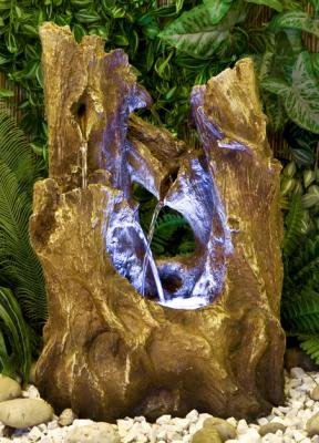 Baumstumpf-Wasserfall mit Beleuchtung