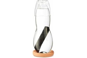 BLACK + BLUM - Carafe en Verre Borosilicate avec Bâton de Charbon de Bois Actif Binchotan + Verre et Repose Verre en Liège - Purification de l'Eau - Hydratation Saine - Durée de Vie 6 Mois - 800ml