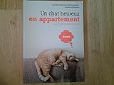 Un chat heureux en appartement