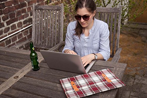 13,3-14 Zoll Laptop & Notebook Tweedstoff Tasche / Hülle / Sleeve / Schutzhülle / Smart Cover mit edlem Emblem-Verschluss perfekt für MacBook Pro Air Retina , Lenovo ThinkPad Yoga 2 M30-70 , Acer Aspire Chromebook , HP Pavillion Compaq , Dell Latitude Inspirion Vostro , Asus Zenbook Transformer book flip , Sony Vaio Stoff 6 (rot kariert) - 4