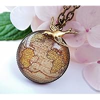 Halskette mit Weltkarte und Schwalbe