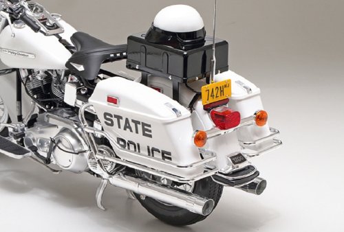 Tamiya 300016038 - 1:6 Harley-Davidson Police Bike, Motorräder