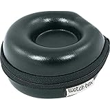 Die Watch Box ist ein rundes Hartschalenetui aus hochwertiger Ledernachbildung mit schwarzem Reißverschluss. Innen ist der Artikel gefüttert und mit einer herausnehmbaren Uhrenaufnahme ausgestattet. Ideal für vorgebogene Uhrenbänder.