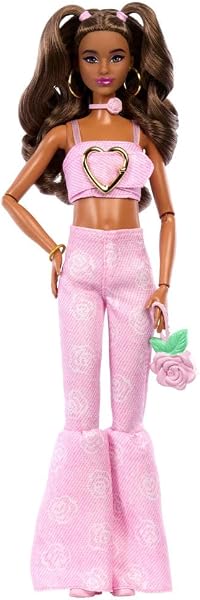 Barbie Deluxe Style-Puppe Nr. 12 in rosa bauchfreiem Denim-Oberteil mit ausgestellten Jeans mit aufgedruckten Rosen, gewellte braune Haare, Zubehörteile wie Rosen-Handtasche und Schmuck,JJN72 - 1