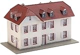 Maqueta de plástico con partes en varios colores.