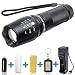 Produktbild 1000 LUMEN Taschenlampe LED ,Fokus Zoombar Taktische LED Taschenlampe von BYBLIGHT, starke CREE XM-L T6 Taschenlamp mit 5 Modi und IP65 Wasserdichte, für Outdoor Stromausfall, Haushalt, Notfall,LED Handlampe aufladbar mit 22650/18650/AAA Akku, Extra Bonus (Solarbetriebene Taschenlampe mit Schlüsselanhänger)