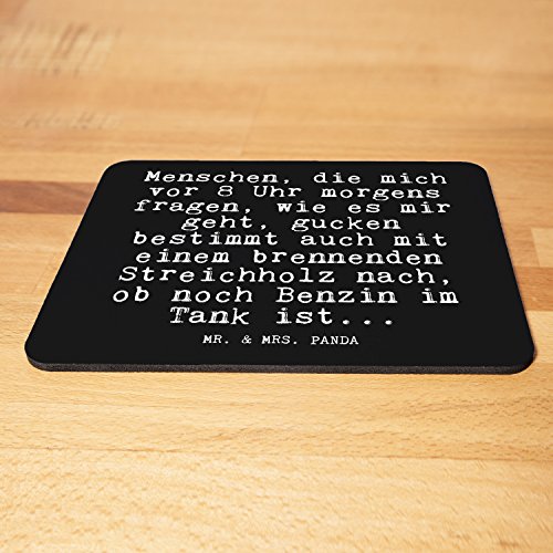 Mr. & Mrs. Panda Mauspad Druck Spruch „Menschen, die mich vor 8 Uhr morgens fragen, wie es mir geht, gucken bestimmt auch mit einem brennenden Streichholz nach, ob noch Benzin im Tank ist…“ – 100% handmade aus Naturkautschuk – Mouse Pad, Mousepad, Computer, PC, Männer, Mauspad, Maus, Geschenk, Druck, Schenken, Motiv, Arbeitszimmer, Arbeit, Büro Morgenmuffel, Frühaufsteher, Büro, Büroalltag, Chef, Chefin, Kollege, Kollegin, Kollegen, Arbeitskollege Spruch Sprüche Lustig Spass Geschenk Gesc - 3