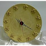 Uhr-Blumen säumen die Wand und Kristalle