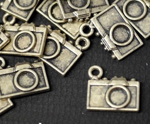 8 x Antique Bronze Camera Charms with Jump Rings included for attachments. Universal use for Jewellery, Card Making and Scrap-booking. Check out our Fantastic wide range of Beads, Charms and Findings (Ref9B41)