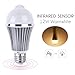 Produktbild SkyGenius LED Glühbirne Bewegungsmelder, 12W E27 Sensor Birne Warmweiß Energiesparlampe Glühbirne für Treppen Haustür Garten Garage Kellerabgang
