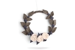 ‎ÉN GRY & SIF Én Gry & Sif Türkranz im Scandi Stil mit weißen Rosen I handgemacht aus Filz, fair-Trade, Kranz zum Aufhängen als Weihnachtsdeko I ⌀ 20 cm