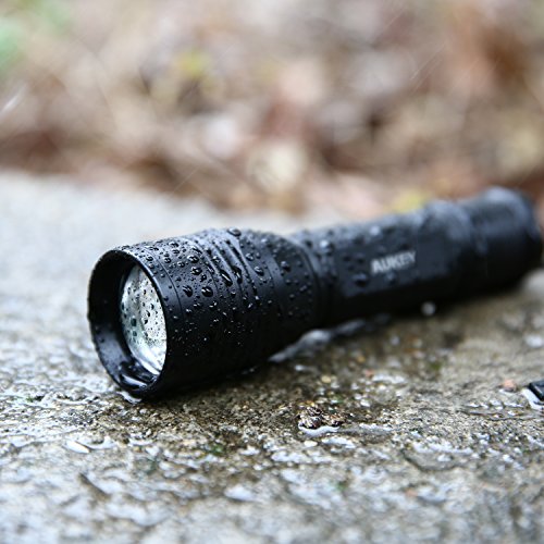 AUKEY Taschenlampe mit einstellbarem Fokus, Weiß und UV Licht Modi, Wasserdicht, 18650 wiederaufladbare Batterie Outdoor Taschenlampen für Camping(Schwarz LT-SET8) - 9