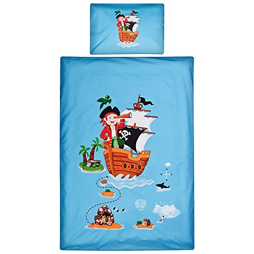 Aminata Kids – süße Kinderbettwäsche Bettwäsche Kinder 100×135 cm Kissen 40×60 cm Baumwolle Pirat Piraten Seeräuber Piratenschiff Schatzinsel Piratenflagge Schatz Schatzkarte blau KINDERBETTGRößE - 2