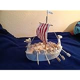 Wikingerschiff mit Steg und Pfahlhaus aus Holz