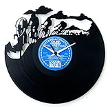 Uhr aus einer originalen Vinyl-Schallplatte. Die Farbe des Etiketts in der Mitte der Schallplatte ist zufällig.