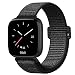 Produktbild Fintie Armband für Fitbit Versa/Fitbit Versa Lite - Premium Nylon atmungsaktive Uhrenarmband Ersatzband mit verstellbarem Verschluss für Fitbit Versa Health & Fitness Smartwatch, Schwarz
