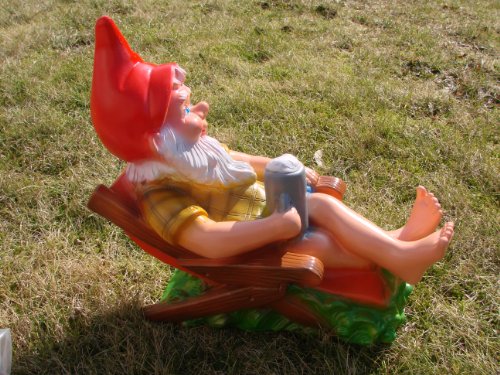Gartenzwerg auf Liegestuhl aus bruchfestem PVC Zwerg Made in Germany Figur - 2