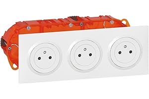LEGRAND - Prise Triple Murale 16A avec Terre dooxie Surface + Plaque Carrée + Boîte d'Encastremment - Prise 2P + T Affleurante avec Fond Rétractable - Fabriqué En France - Blanc