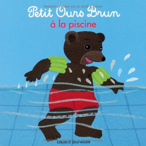 Petit ours brun à la piscine