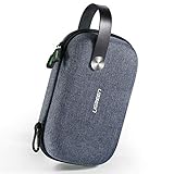 【Capacidad Exelente】 1. Esta organizador de viajes con cremallera ofrece espacio para el cable USB, el auricular o el adaptador de corriente. 2. La cubierta intermedia adicional protege el área inferior durante el transporte o durante el viaje. También puede insertar elementos pequeños como tarjetas SD, tarjetas de crédito o memoria USB en los dos compartimentos de red separados. 3. Con la banda ajustable flexible, puede dividir la habitación sin importar en dos habitaciones diferentes como dese